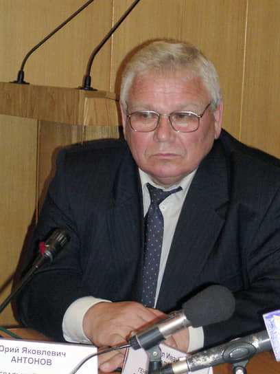 В 1986 году Юрий Антонов поступил слушателем в Академию народного хозяйства при Совете Министров СССР по специальности «Экономика, организация управления и планирования народного хозяйства». Окончил академию с отличием. Юрий Антонов является автором четырех свидетельства на изобретения. Выпустил 32 печатные работы