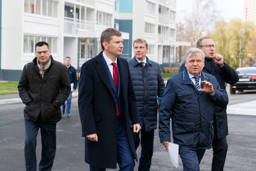 После отставки Виктора Басаргина влияние Николая Демкина резко снизилось. Новому губернатору Максиму Решетникову понадобился более молодой руководитель «Единой России», не такой «тяжеловес», как гендиректор ПЗСП. Вскоре Николай Демкин подал в отставку. &lt;br>На фото — визит губернатора Максима Решетникова (второй слева) на ПЗСП, 2017 год&lt;br>&lt;br>   