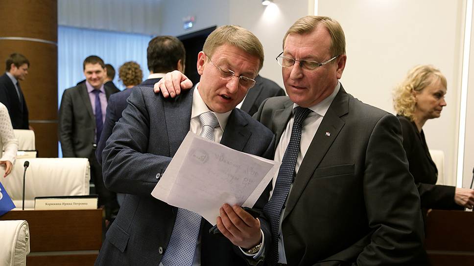 Весь прошлый год краевые власти пытались найти компромисс с законодателями. На фото: депутат заксобрания Пермского края Дмитрий Скриванов (слева) и председатель правительства Пермского края Геннадий Тушнолобов
