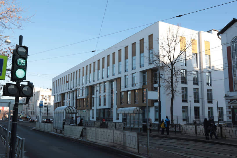 Новая поликлиника в Ленинском районе Перми должна быть введена в эксплуатацию весной следующего года. Ее строительство началось в 2019 году