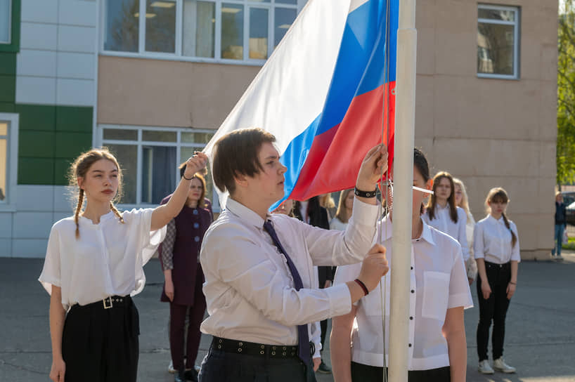 Церемония поднятия флага проходит с этого учебного года во всех школах России