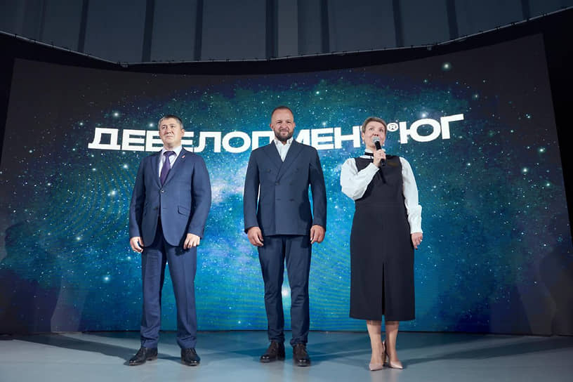 Губернатор Пермского края Дмитрий Махонин, заместитель председателя правления «Девелопмент-Юг» Алексей Востриков и директор МАОУ «Лицей  №10» г. Перми Анна Вяткина на торжественной церемонии по закладке камня нового корпуса лицея №10 в экогороде «Погода»