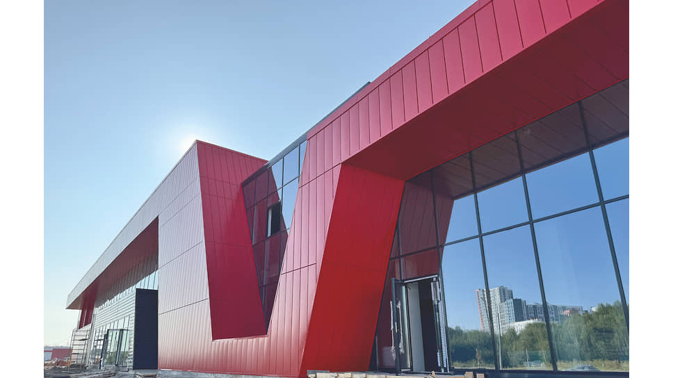 Силуэт победной «V» новой ледовой арены виден издалека. Фото: Савелий Шахт