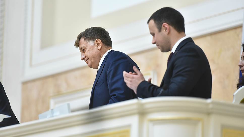 Председатель ЗакСа Санкт-Петербурга Вячеслав Макаров (слева) и председатель комитета по законодательству ЗакСа Денис Четырбок (справа)