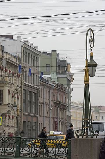 Небо центральной части Петербурга увешано сотнями проводов, которые принадлежат десяткам интернет-провайдеров