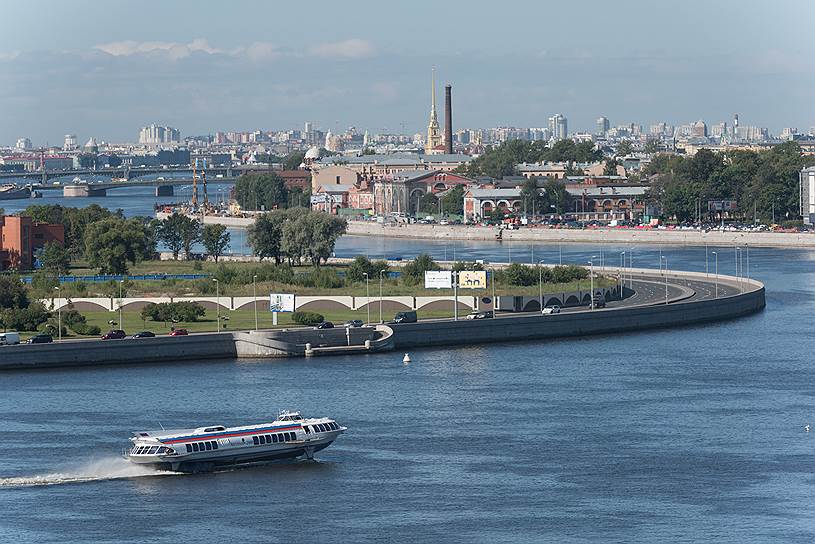 Практически все популярные туристические водные маршруты Петербурга предполагают выход в Неву, а некоторые даже предусматривают заход в акваторию Финского залива