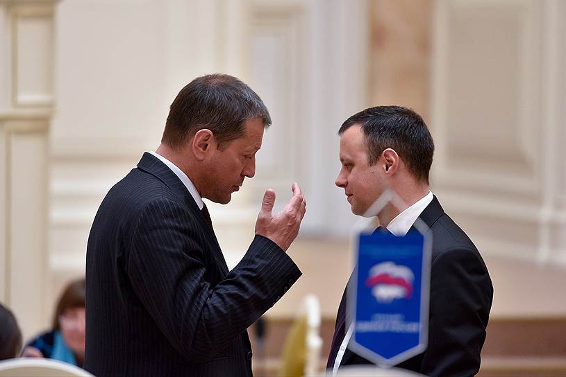 Лидер фракции «Справедливой России» Алексей Ковалев (слева), в отличие от единороссов, считает, что региональным законом нельзя отменить норму, прописанную в законе федеральном, а можно ее только дополнить