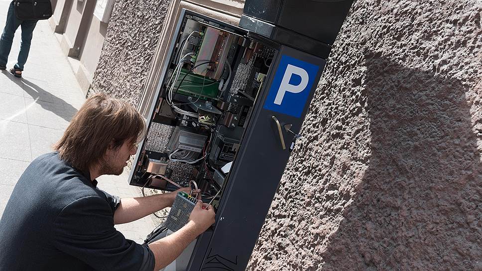 По подсчетам “Ъ”, за период с момента старта пилотной парковочной зоны в 2015 году сумма недополученных бюджетом Петербурга средств от эксплуатации платных парковок составляет 1,65 млрд рублей