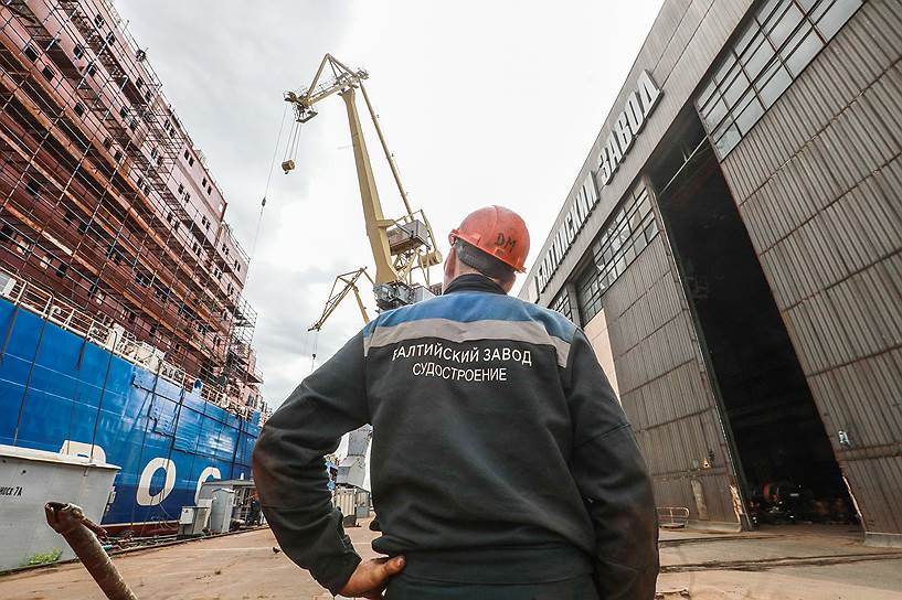 Сейчас на Балтийском заводе ведется строительство трех ледоколов проекта 22220: головного «Арктика» (на фото), серийных «Сибирь» и «Урал», — их планируется передать «Атомфлоту» соответственно в 2020, 2021 и 2022 годах