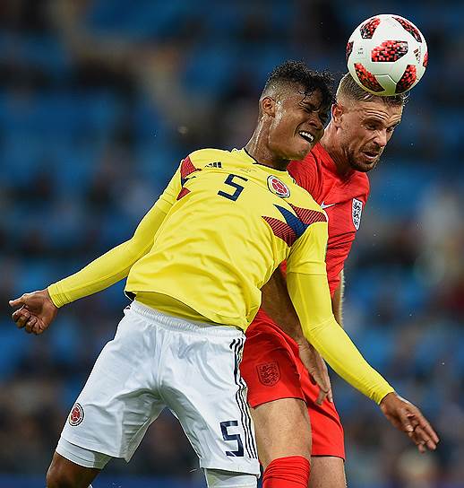 Игрок сборной Колумбии Вильмар Барриос (слева) во время матча между сборными Колумбии и Англии на чемпионате мира FIFA 2018