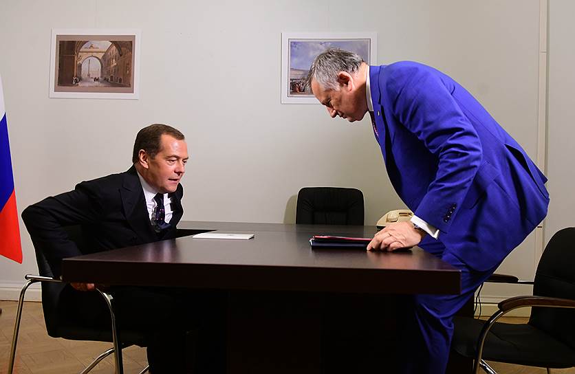 Председатель Правительства России Дмитрий Медведев (слева) и губернатор Ленинградской области Александр Дрозденко (справа) во время встречи