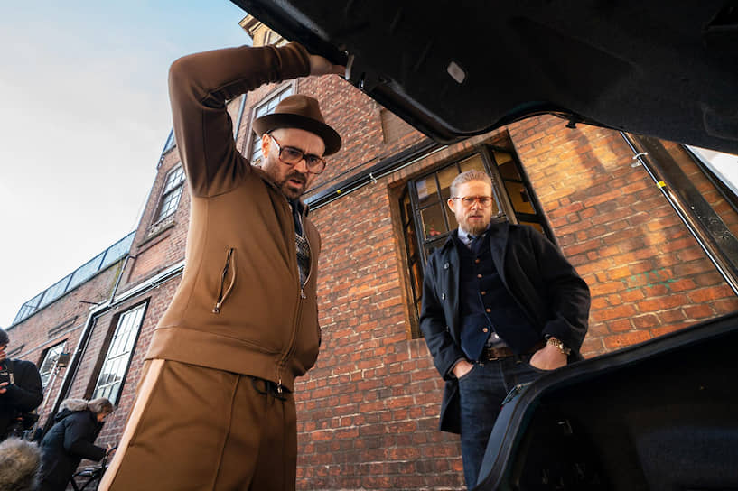 Колин Фаррелл (слева) и Чарли Ханнэм играют старинных героев Гая Ритчи, будто прибывших в 2020-й на машине времени