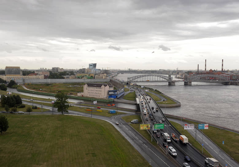 В середине нулевых на этой территории планировалось построить небоскреб, однако затем под воздействием протестов общественности проект был перенесен в Лахту