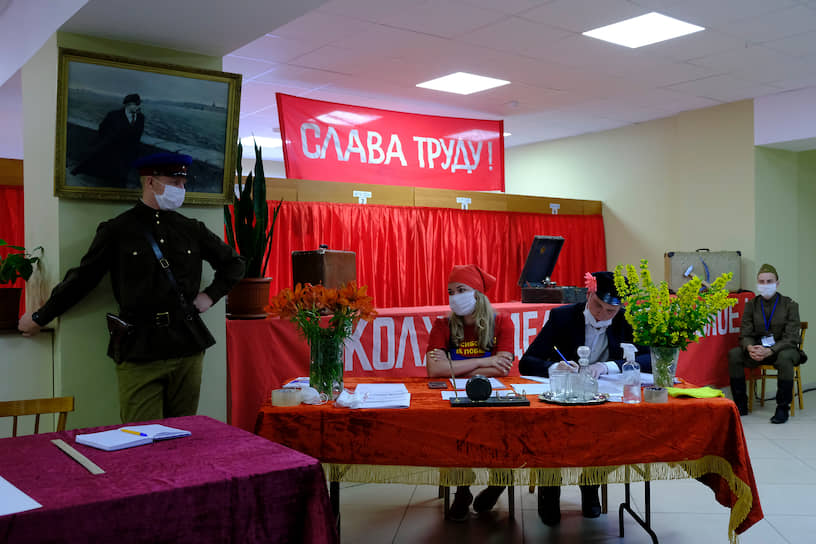 Члены избирательной комиссии изображающие граждан СССР во время голосования в деревне Горбунки Ломоносовского района Ленинградской области