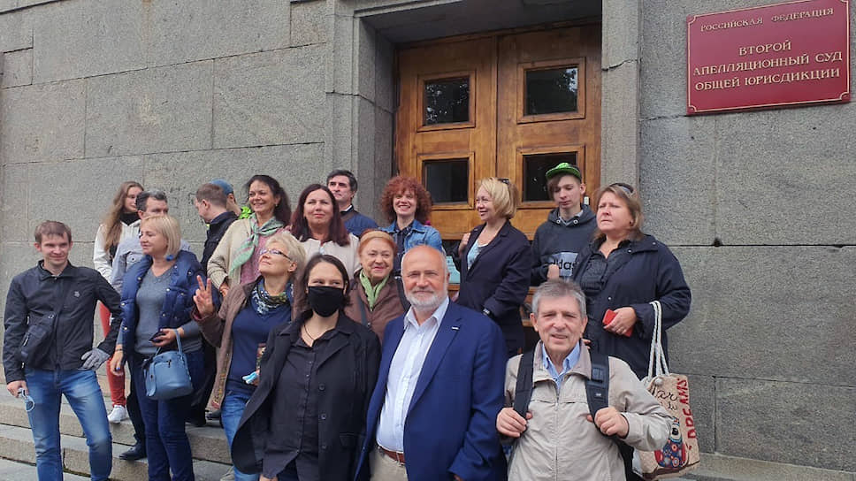 Активисты "За сохранение Муринского парка" после заседания Второго апелляционного суда общей юрисдикции