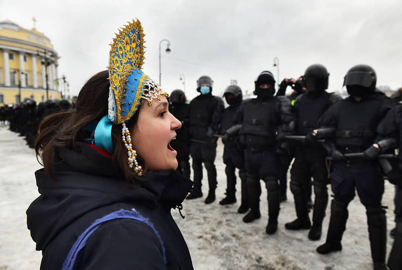 На Сенатской площади, вопреки заявлениям государственных СМИ о «детском протесте», собралась разновозрастная публика