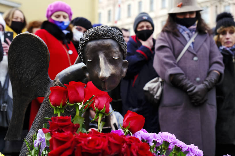 Церемония третьего открытия скульптуры &quot;Печальный ангел&quot; возле Первого медицинского института в память о врачах погибших во время эпидемии COVID-19