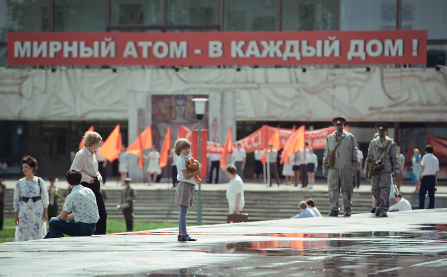 Фильм пытается воссоздать советскую атмосферу, но ни в сюжетном, ни в художественном смысле это ему не помогает