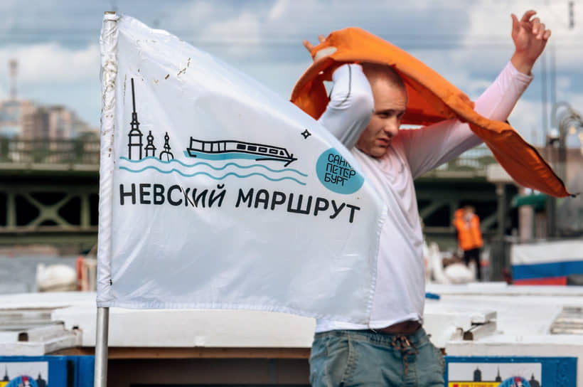 По «Невскому маршруту» ежедневно с 11:00 до 19:00 с интервалом в 30 минут курсируют три однопалубных пассажирских судна с крытым салоном