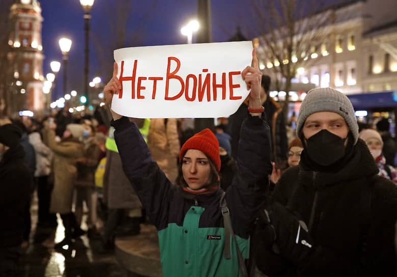 Действия силовиков корреспондент «Ъ-СПб» оценил как жесткие: они хватали каждого, кто доставал плакат