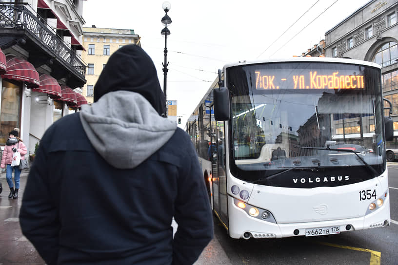 По условиям тендера компания-победитель должна до 15 ноября 2022 года поставить городскому транспортному предприятию двухсекционные низкопольные четырехдверные автобусы