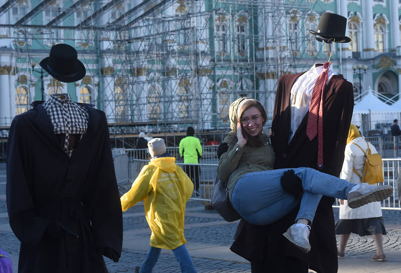 Уличные артисты и туристы на Дворцовой площади