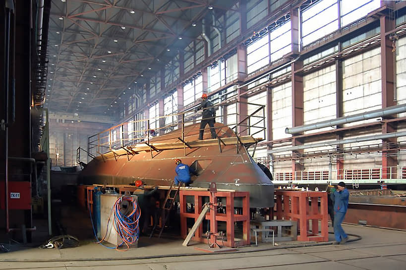 Производственный цех на Онежском судостроительном заводе 