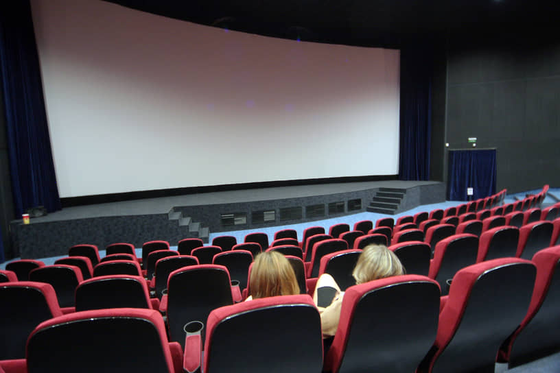В Ассоциации владельцев кинотеатров говорят, что оборот кинотеатров в Санкт-Петербурге к лету 2022 года сократился на 70% относительно средненедельного оборота 2021 года