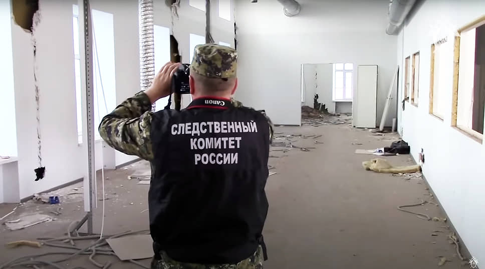 Сотрудник СК РФ во время фотофиксации помещений здания на Рижском проспекте, 26