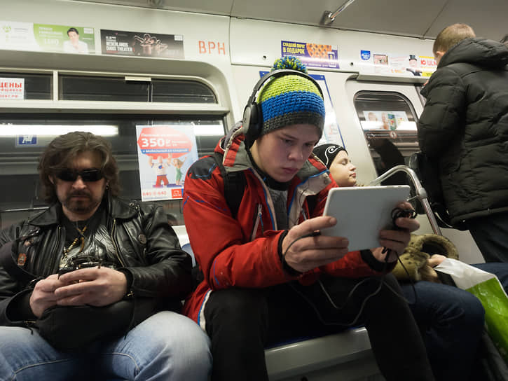 Вплоть до 2020 года сотовая связь в перегонах метро была только у абонентов «Мегафона», клиенты других операторов пользовались бесплатным Wi-Fi от московской компании «МаксимаТелеком»