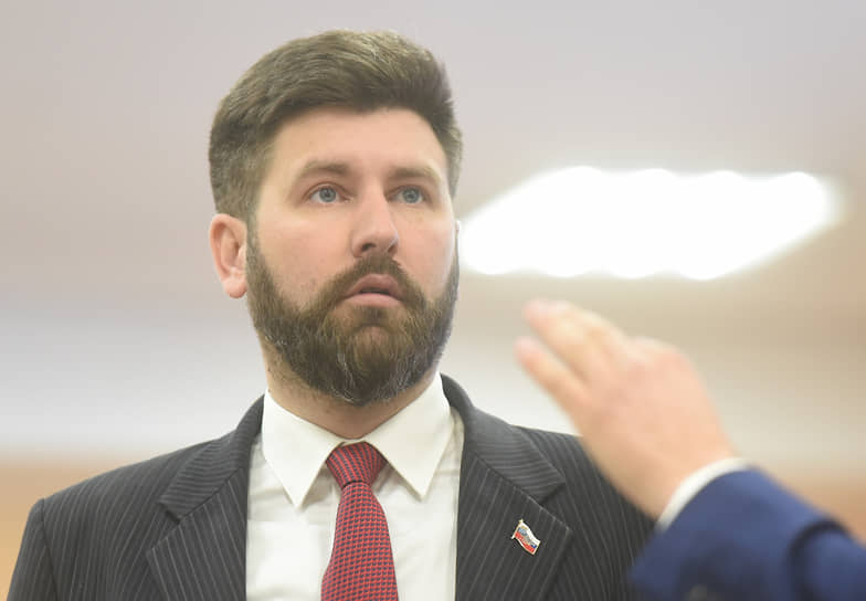 Депутат областного ЗакСа Дмитрий Звонков на комиссии по этике предлагает рассмотреть не только его высказывания о губернаторе региона, но и сообщения «сомнительного содержания» о самом парламентарии, опубликованные в «проправительственных телеграм-каналах»