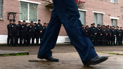 Мигрантов ударили по паспорту за преступления // В Петербурге впервые лишили иностранцев приобретенного гражданства