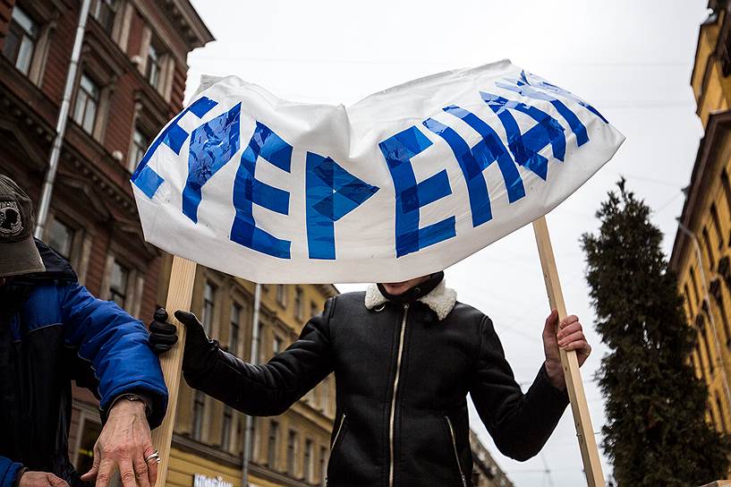 Акция в поддержку референдума в защиту Исаакиевского собора на углу Невского проспекта и Малой садовой улицы
