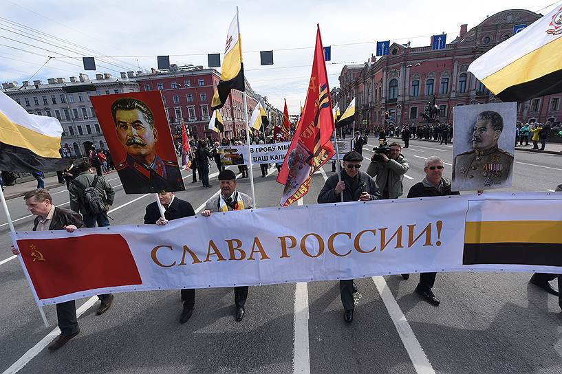 Первомайская демонстрация на Невском проспекте.