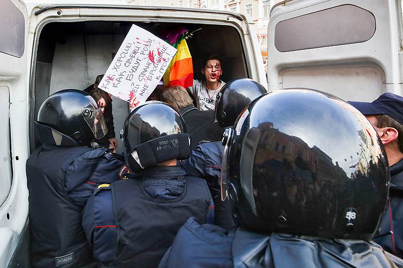 Участники акции против убийства мужчин-геев в Чеченской Республики на Невском проспекте.
