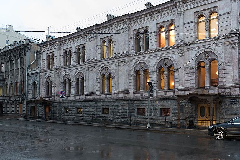 Особняк графа Кушелева-Безбородко (Малый мраморный дворец) на Гагаринской, дом 3,  в котором располагается Европейский университет.
