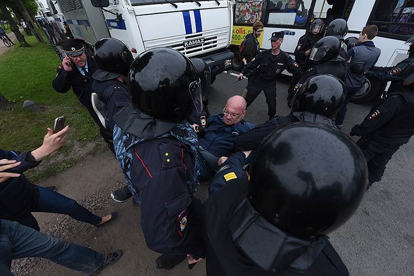 Антикоррупционный митинг на Марсовом поле. Задержание депутата Законодательного собрания Петербурга Максима Резника.
