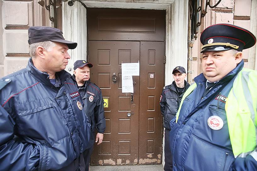 Сотрудники полиции у входа в здание Дзержинского районного суда во время рассмотрения дел участников несогласованной акции в День России на Марсовом поле