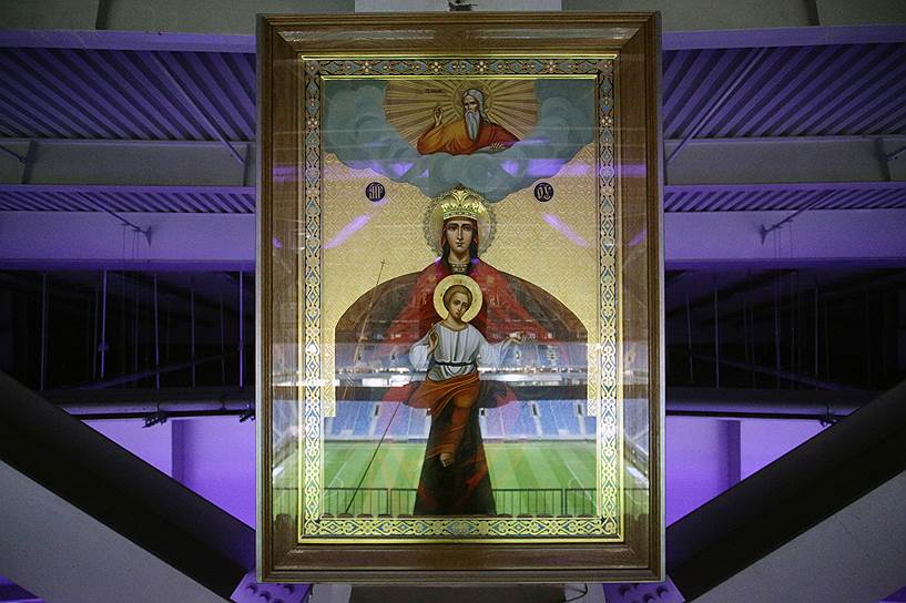 Икона Божьей Матери &quot;Державная&quot;, установленная под сводом крыши стадиона &quot;Санкт-Петербург&quot;.
