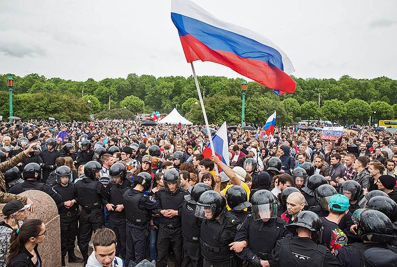 Празднование Дня России. Митинг против коррупции на Марсовом поле. Сотрудники полиции во время оцепления места проведения митинга.
