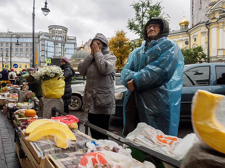 Уличная торговля у Кузнечного рынка.
