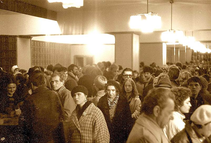 1986 год. Посетители кафе при ресторане гостиницы &quot;Москва&quot; (Сайгон). Фото из архива Сергея Семенова (1968 - 2017). 