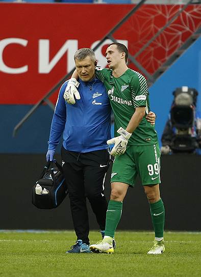 Вратарь ФК «Зенит» Андрей Лунев во время матча после травмы