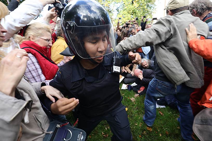 Митинг объединенной оппозиции против повышения пенсионного возраста в Свердловском саду