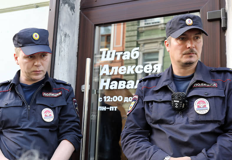 Сотрудники полиции в петербургском штабе Алексея Навального во время задержания сотрудников штаба