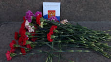 Активисты возложили цветы на Сенатской площади в память о Конституции