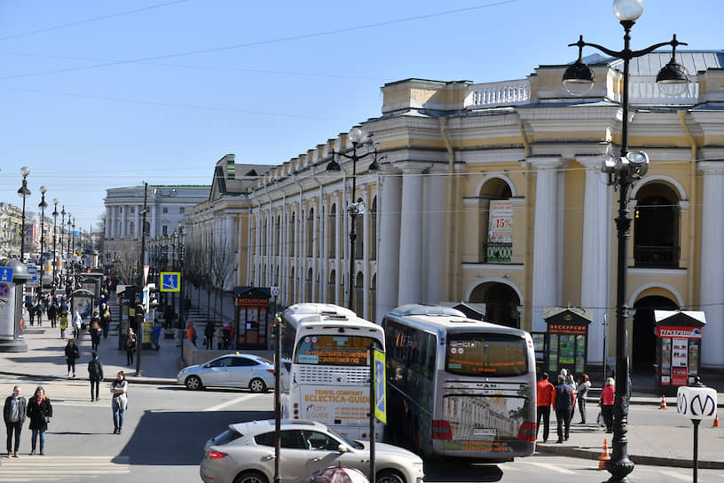 Гостиный двор санкт петербург камера. Малый Гостиный двор СПБ. Новобиржевой Гостиный двор в Санкт-Петербурге. Веб камера Питер Гостиный двор. Михайловская улица Санкт-Петербург.