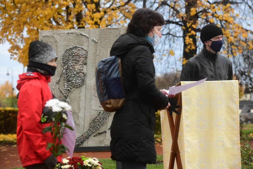 Акция памяти жертв политических репрессий у Соловецкого камня на Троицкой площади Петроградской стороны