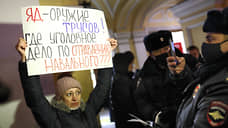 Петербуржцы собрались у Гостиного двора, чтобы поддержать Алексея Навального