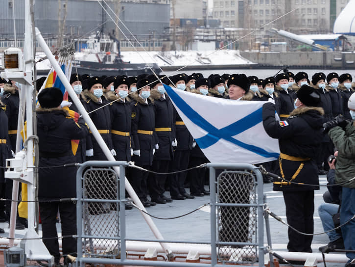 Церемония подъема Военно-Морского флага на головном корвете проекта 20385 «Гремящий»